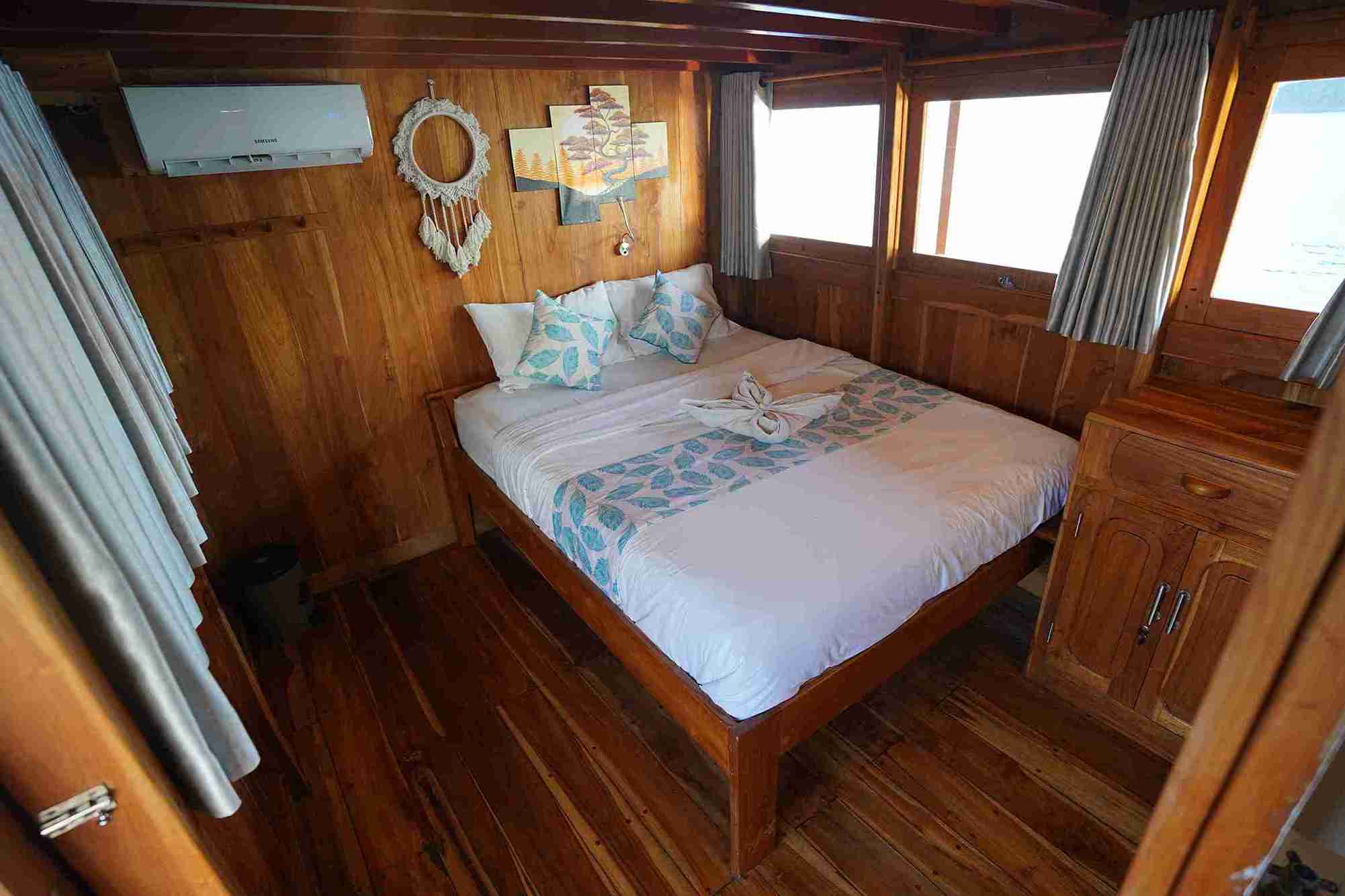 DELUXE CABIN