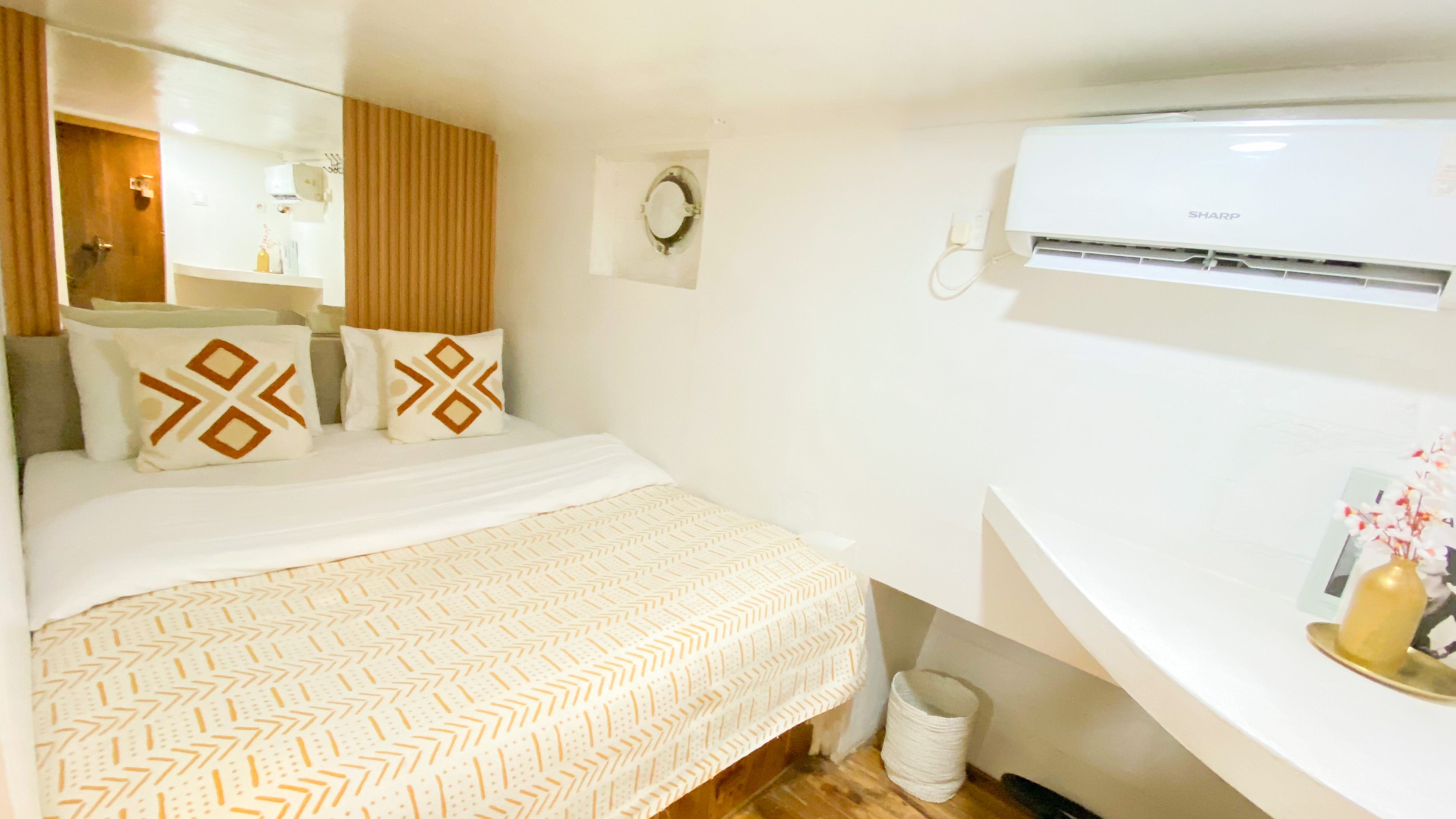 DELUXE BEDROOM