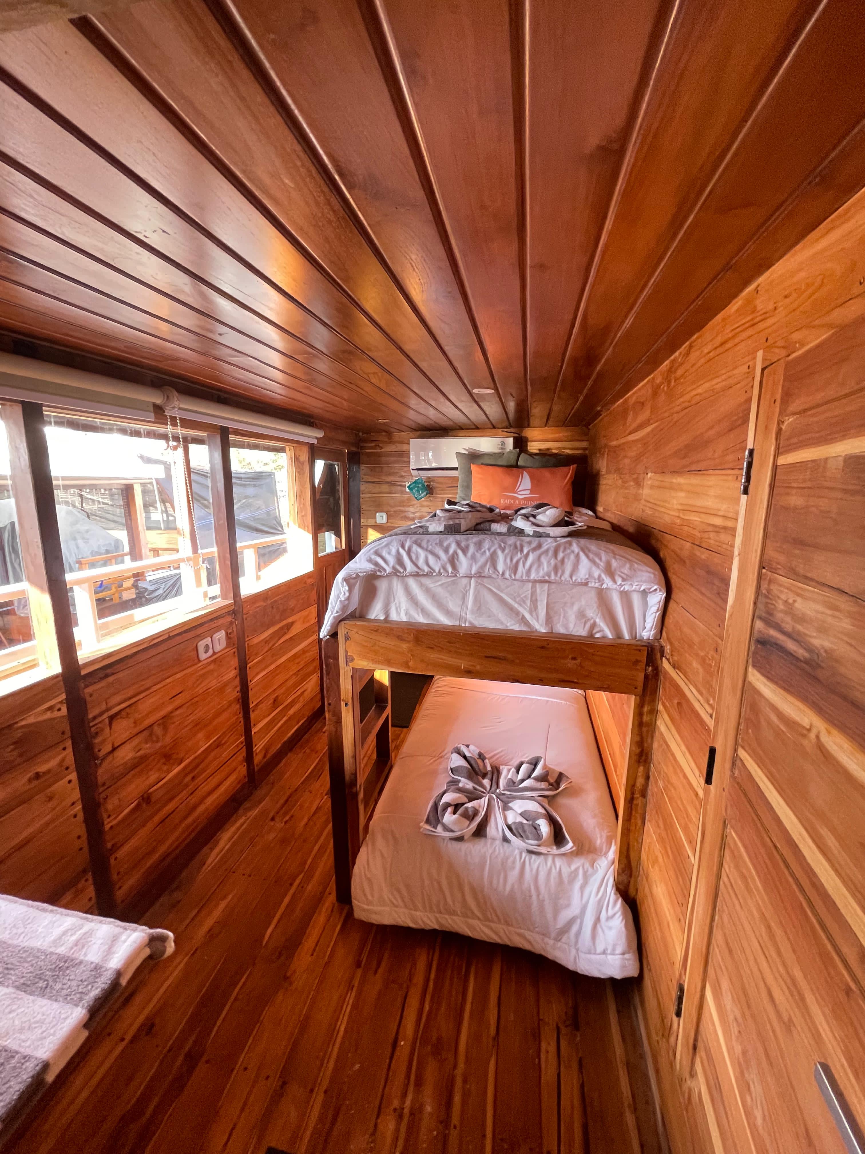 TWIN BED CABIN