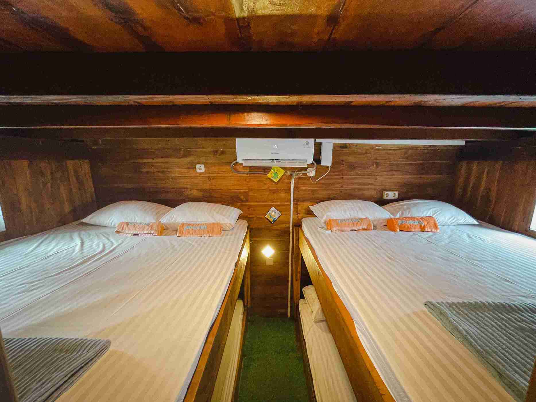 SHARING ROOM